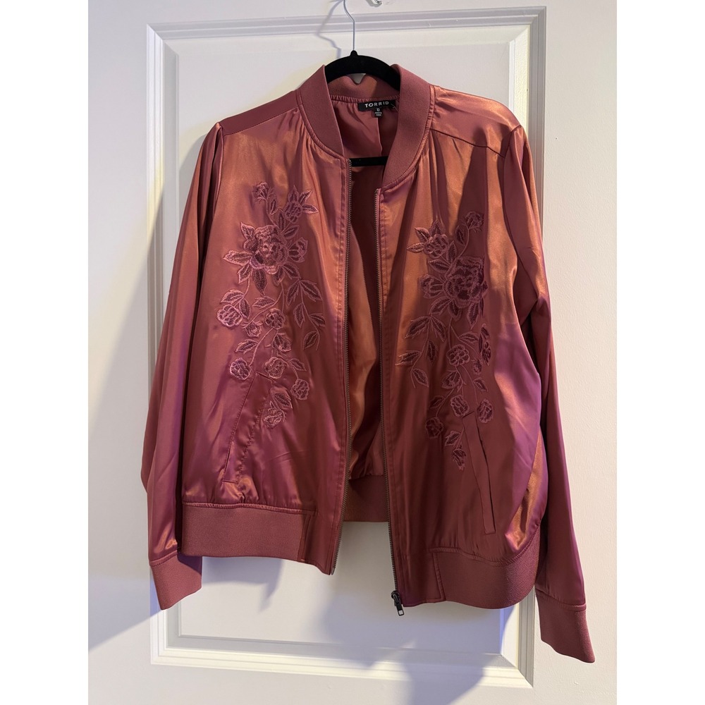 Torrid Women Rose Mauve Embroidered Satin Bomber Jacket Size 0 - Picture 1 of 7